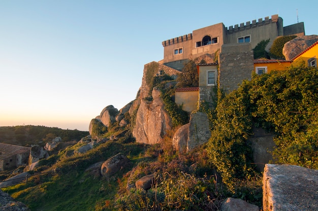 El punto de vista más alto de la región de Sintra, Santuario da Peninha, Portugal.