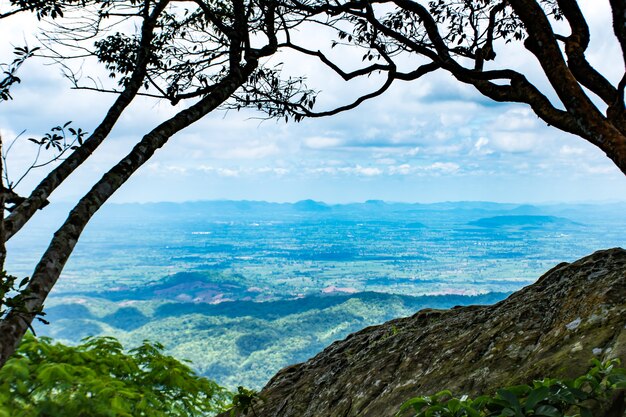 El punto de vista de las montañas en Pha Sut Pen Din en el Parque Nacional Pa Hin Ngam