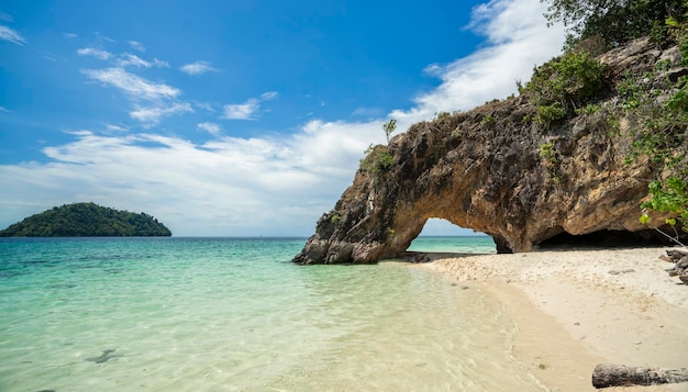 Punto de vista del parque nacional Koh Khai Tarutao entre Phuket y la isla de Lipe Satun Tailandia