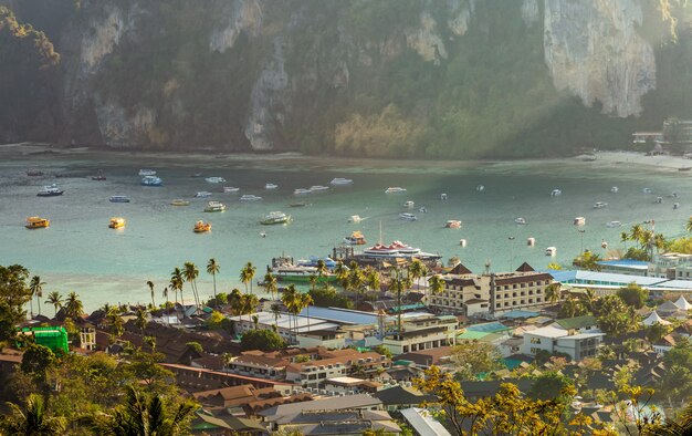 Punto de vista Phi Phi Don en la noche y el crepúsculo en la isla Phi Phi Krabi, Tailandia