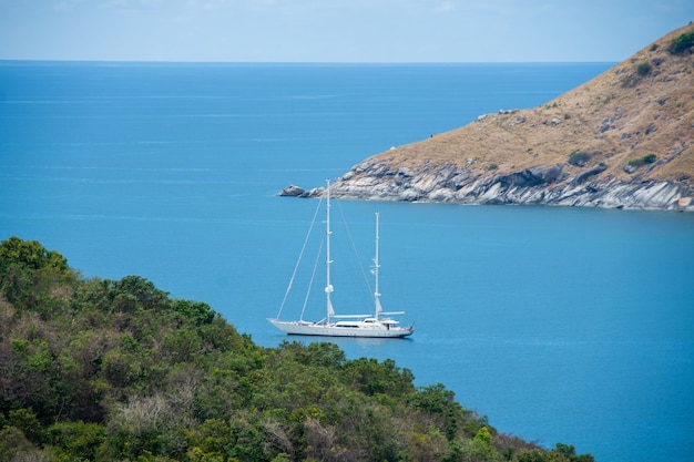 Foto punto de vista de phuket e isla con cielo azul. el sujeto está borroso.