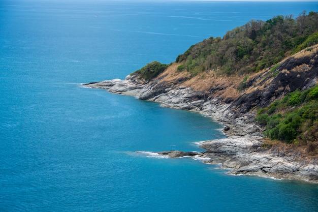 Punto de vista de Phuket e isla con cielo azul. el sujeto está borroso.