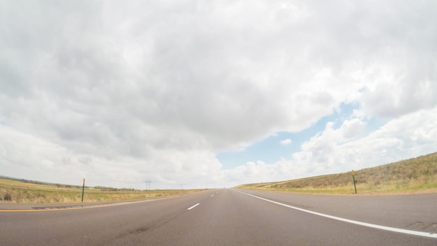 Punto de vista de POV - Conduciendo hacia el este por la autopista interestatal 76 en la primavera.