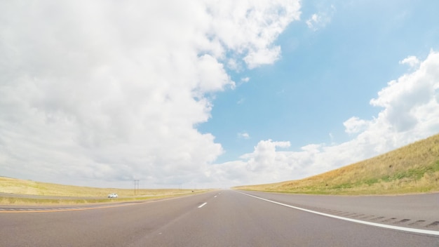 Punto de vista de POV - Conduciendo hacia el este por la autopista interestatal 76 en la primavera.