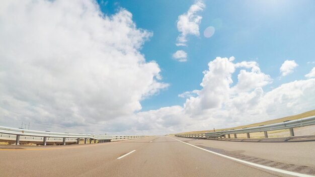 Punto de vista de POV - Conduciendo hacia el este por la autopista interestatal 76 en la primavera.