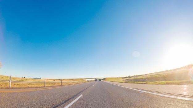 Punto de vista de POV - Conduciendo hacia el oeste por la autopista interestatal I76 al atardecer.