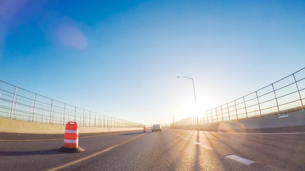 Punto de vista de POV - Conduciendo hacia el oeste por la autopista interestatal I76 al atardecer.