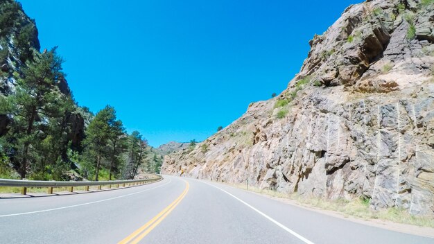 Punto de vista POV - Conduciendo hacia el oeste hasta Estes Park por la autopista 36.