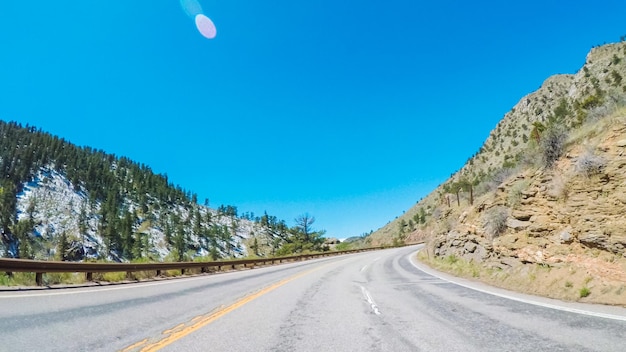 Punto de vista POV - Conduciendo hacia el oeste hasta Estes Park por la autopista 36.