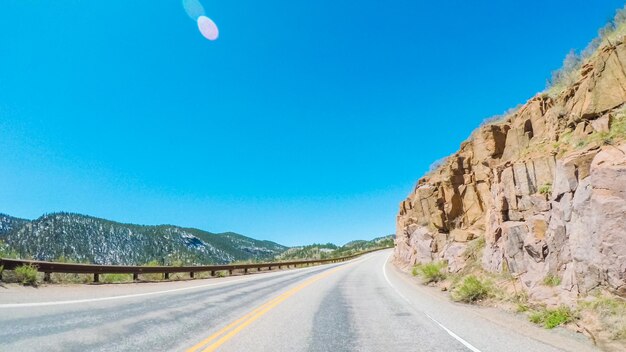 Punto de vista POV - Conduciendo hacia el oeste hasta Estes Park por la autopista 36.