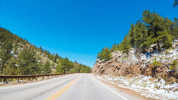 Punto de vista POV - Conduciendo hacia el oeste hasta Estes Park por la autopista 36.