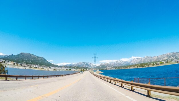 Punto de vista POV - Conduciendo hacia el oeste hasta Estes Park por la autopista 36.