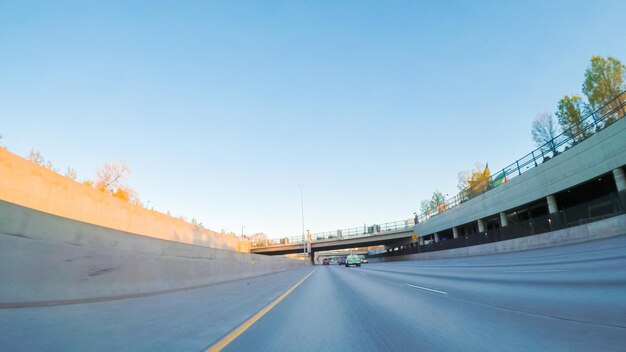 Punto de vista de POV - Conduciendo hacia el sur por la autopista interestatal I25 al atardecer.