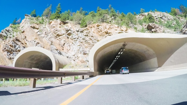 Punto de vista de POV - Conducir en la carretera de montaña I70 en el verano.