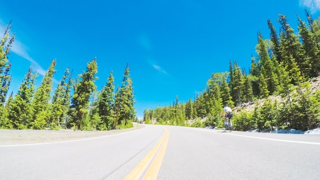 Punto de vista POV - Conducir en una carretera de montaña en verano.