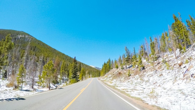 Punto de vista POV - Conducir por el Parque Nacional de las Montañas Rocosas en primavera.