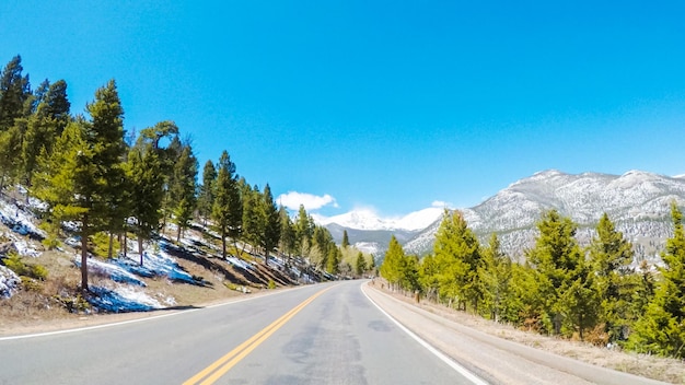 Punto de vista POV - Conducir por el Parque Nacional de las Montañas Rocosas en primavera.