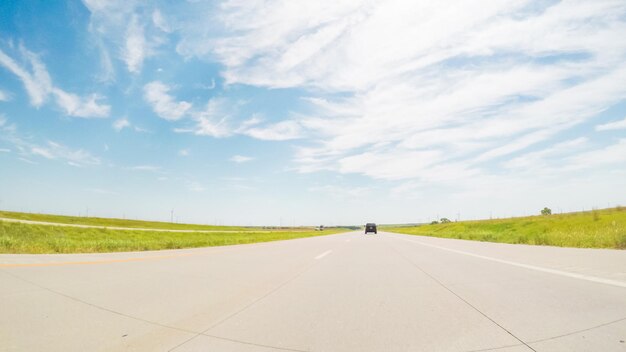 Punto de vista de POV: viajando hacia el este por la carretera interestatal 70.