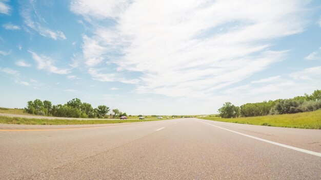 Punto de vista de POV: viajando hacia el este por la carretera interestatal 70.