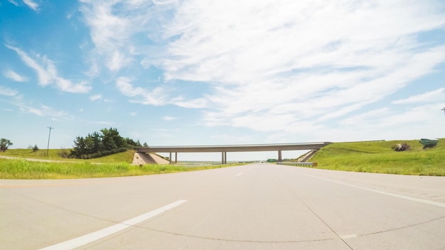 Punto de vista de POV: viajando hacia el este por la carretera interestatal 70.