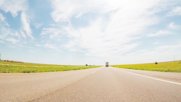 Punto de vista de POV: viajando hacia el este por la carretera interestatal 70.