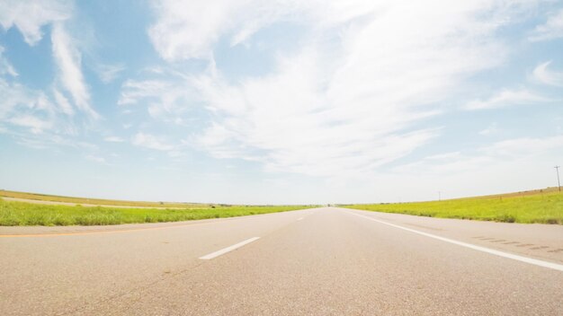 Punto de vista de POV: viajando hacia el este por la carretera interestatal 70.