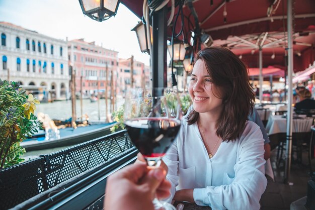 Punto de vista en primera persona pareja en café al aire libre bebiendo vino mujer sonriente