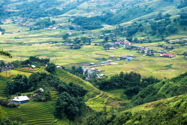 Punto de vista del pueblo de Tavan en el campo de arroz en terrazas en Sapa