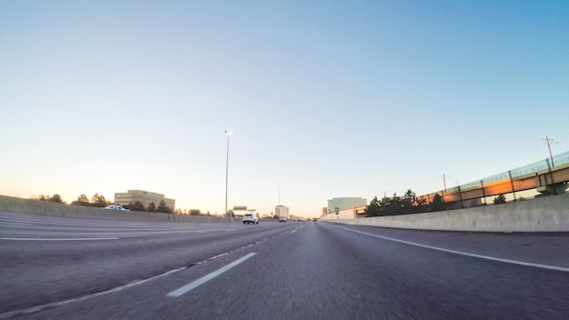 Punto de vista del punto de vista: conduciendo hacia el sur por la carretera interestatal I25 temprano en la mañana.