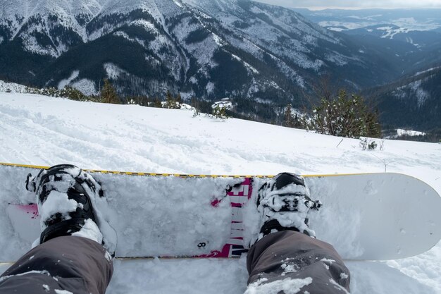 Punto de vista del snowboarder desde la ladera