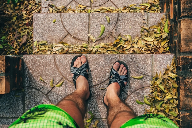 Punto de vista sobre los pies de los hombres en las escaleras