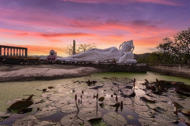 Punto de vista superior de la ciudad de Hua Hin en Wat Khao Klai Lat con fondo de cielo al atardecer, provincia de Prachuap Khirikhan, Tailandia