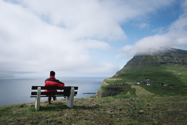 Foto punto de vista con vistas a la aldea de gasadalur en las islas feroe