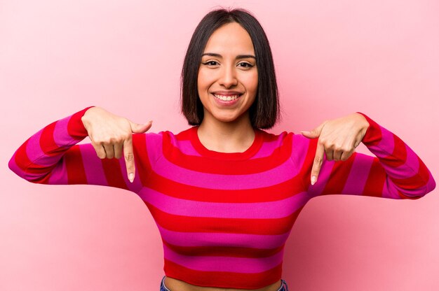 Foto puntos hacia abajo con los dedos sentimiento positivo