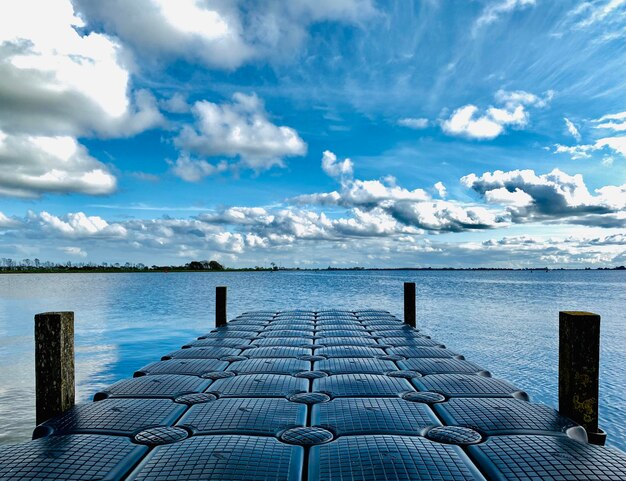 Puntos de madera en el mar contra el cielo