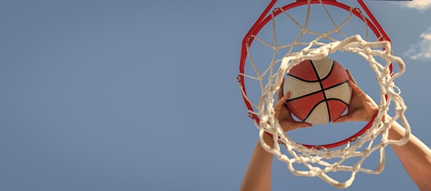 Puntuación de éxito deportivo mientras la pelota de baloncesto pasa por la canasta Diseño de carteles horizontales Espacio de copia de encabezado de banner web