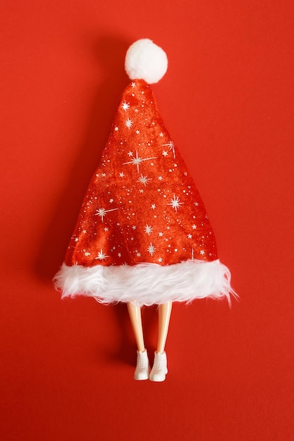 Puppe in Weihnachtsmann-Hutpuppenbeinen läuft