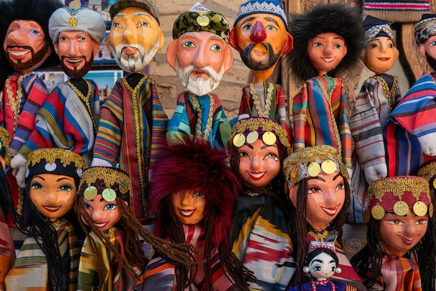 Puppen in traditionellen usbekischen Kostümen. Traditionelle Souvenirpuppe aus bemaltem Pappmaché. Itchan Kala Xiva Ichon Qala Chiwa. Usbekistan Souvenir- und Geschenkkonzept