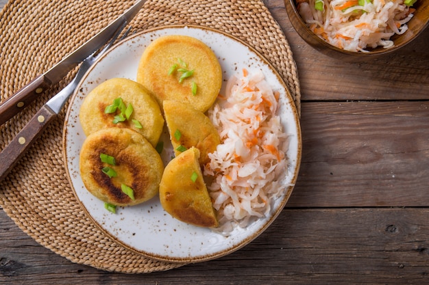 Pupusa salvadoreña servida con curtido