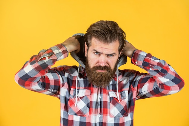 Pura brutalidade penteado bem preparado beleza masculina e aparência de moda camisa xadrez hipster para cara barbudo homem brutal barba por fazer com barba conceito de cabeleireiro maduro e confiante