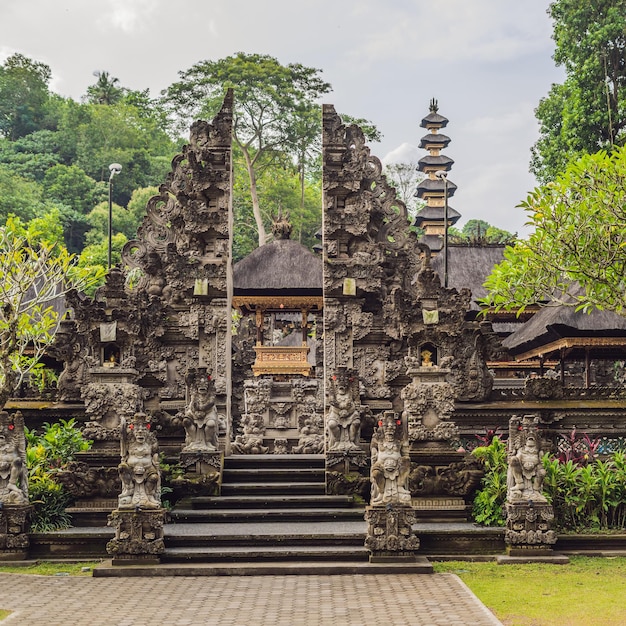 Foto pura gunung lebah. tempel in bali, indonesien
