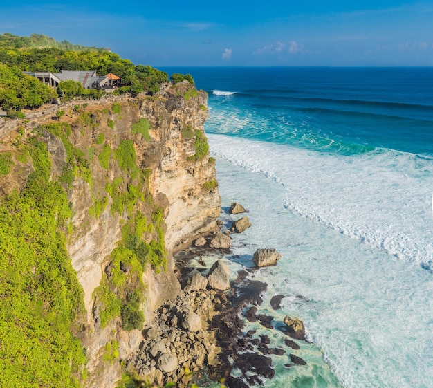 Pura Luhur Uluwatu Tempel, Bali, Indonesien. Erstaunliche Landschaft - Klippe mit blauem Himmel und Meer.