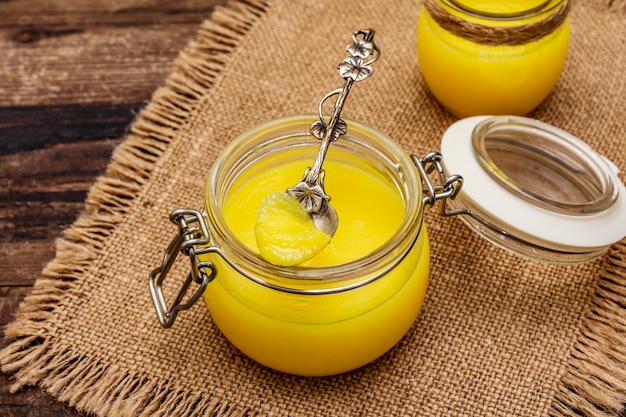 Pura ou desi ghee, manteiga derretida clarificada. Conceito de dieta à prova de balas de gorduras saudáveis ou plano de estilo paleo.