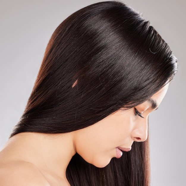 Pura perfección. Foto de estudio de una mujer con hermoso cabello castaño posando sobre un fondo gris.