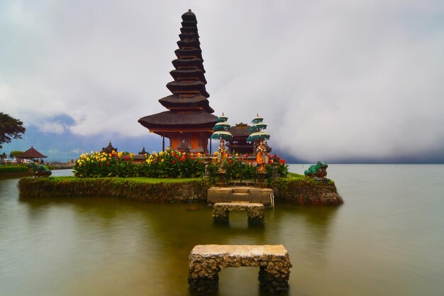 Pura Ulun Danu Beratan ou Pura Bratan isolado no fundo branco É um templo em Bali