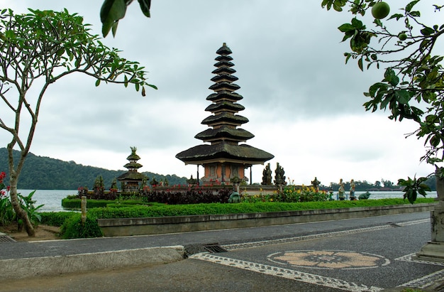 Pura Ulun Danu Bratan Berühmter hinduistischer Tempel am Bratan-See in Bali Indonesien