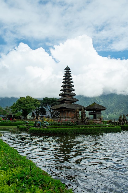 Pura Ulun Danu Bratan famoso templo hindú en el lago Bratan en Bali, Indonesia