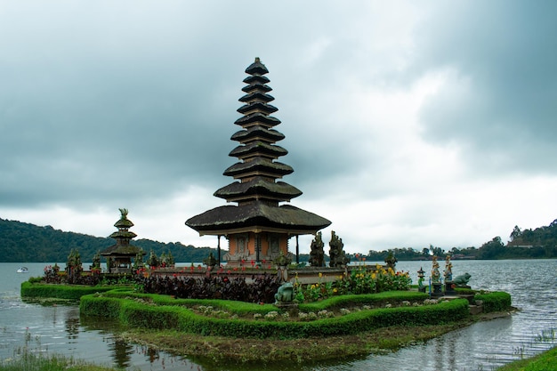 Pura Ulun Danu Bratan famoso templo hindú en el lago Bratan en Bali, Indonesia