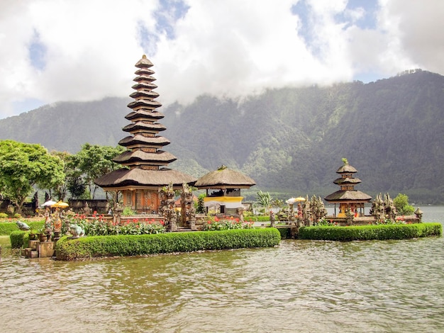 Pura Ulun Danu Bratan (en inglés)