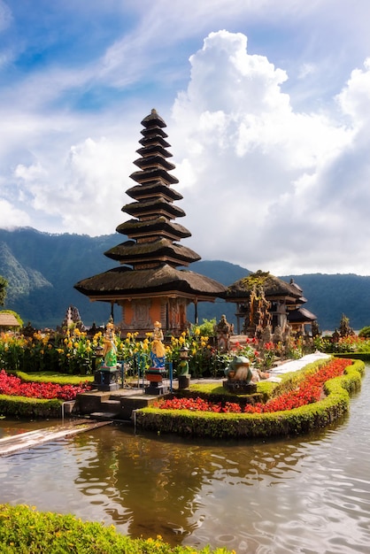 Pura Ulun Danu Bratan templo hindú en la isla de Bali Indonesia